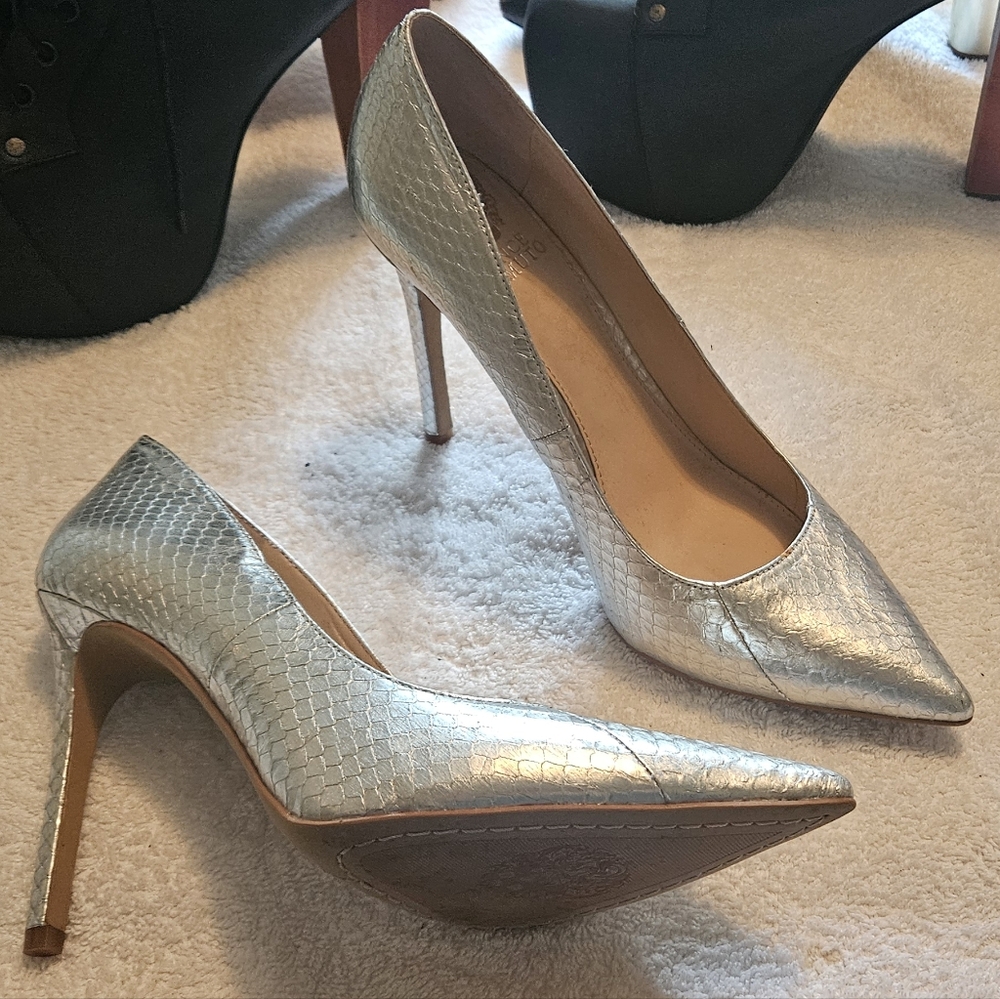 Gifted Vince Camuto metallic silver 4 inch heel